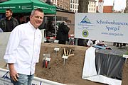 auch Spitzenköche kamen neugierig zum Bifang: Küchenchef Michael Hüsken vom Sofia's im The Charles Hotel hat auch Spargel aus Schrobenhausen auf der Karte (©Foto. Martin Schmitz)